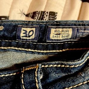 like new! MissMe mid-rise easy boot